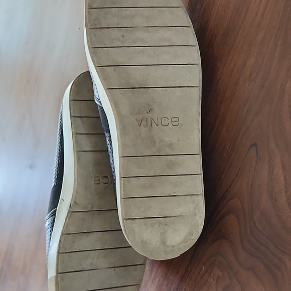 Vince perforated slipons size 8 - Picture 5 of 5